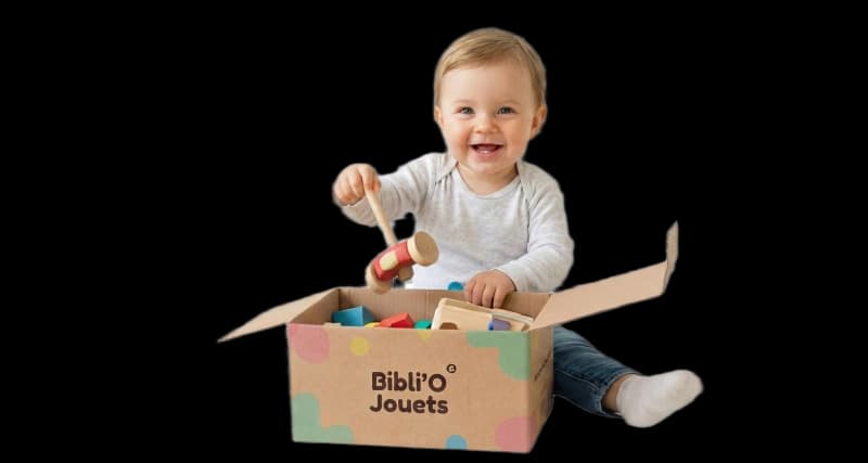 Enfant joyeux découvrant ses jouets Bibli'O